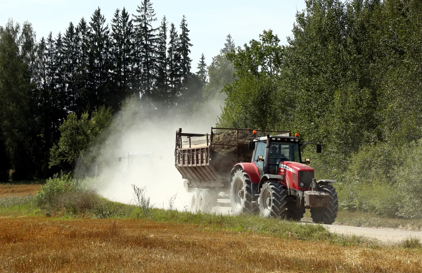 Traktors uz ceļa. Ilustratīvs attēls