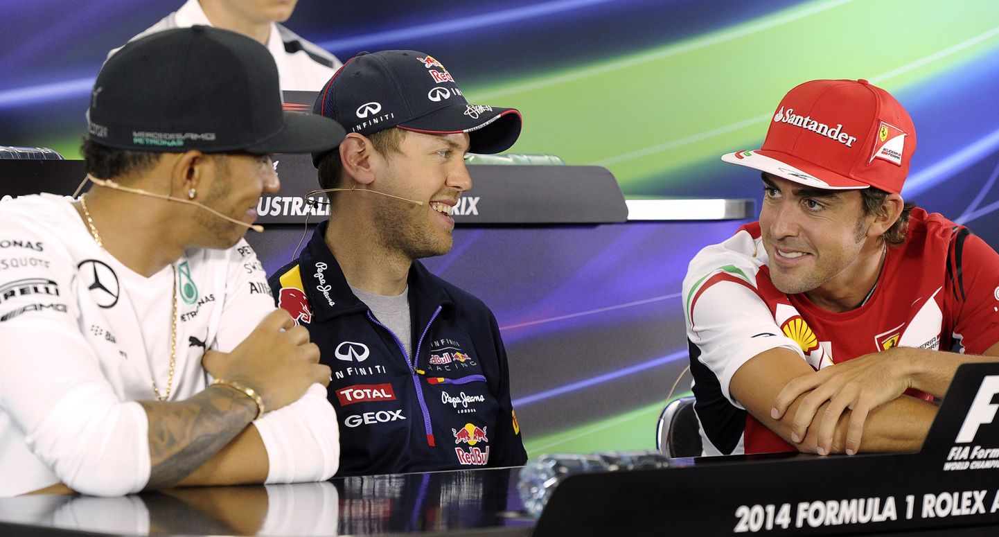 Lewis Hamilton (vasakult), Sebastian Vettel ja Fernando Alonso mullu pressikonverentsil. Kaks viimast on tänaseks võistkonda vahetanud.