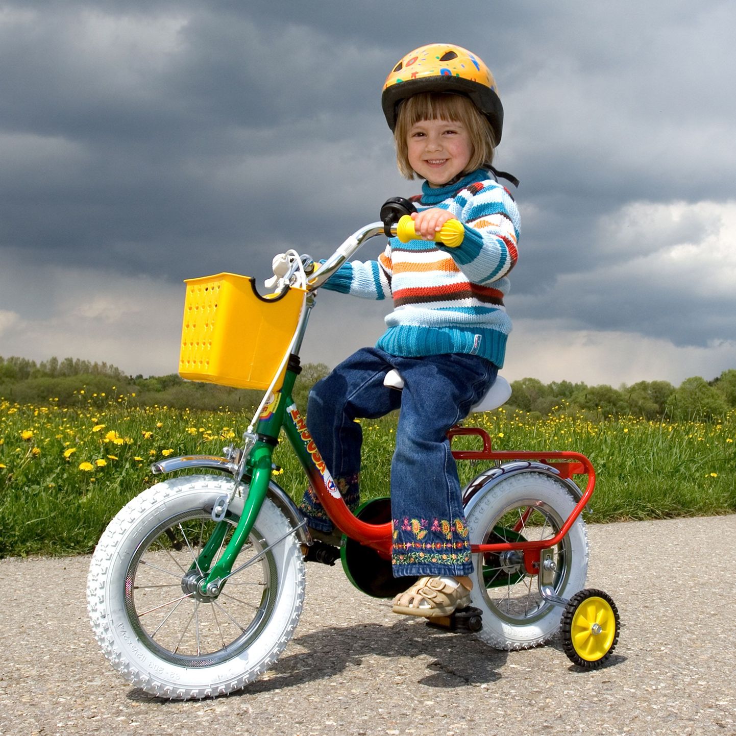 Kuigi lapsed tohivad sõita rattaga kõnniteel, võivad nad ka seal auto alla jääda.
