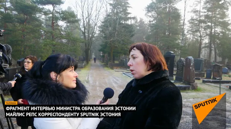 Kuvatõmmis videost, kus haridusminister Mailis Reps vestleb Sputniku ajakirjanikuga.