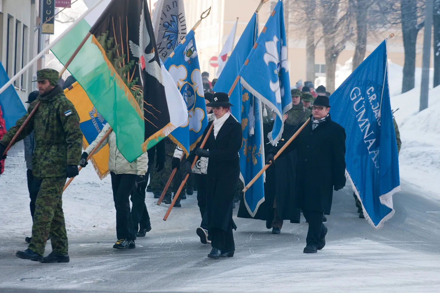 Kell 11.45 loeb linnapea Loit Kivistik ette «Manifesti kõigile Eestimaa rahvastele». Seejärel toimub pidulik jalutuskäik kohtumaja eest Väikest ja Jakobsoni tänavat pidi maagümnaasiumi algklasside maja juurde, kus pakutakse sõdurisuppi ja sünnipäevakringlit.