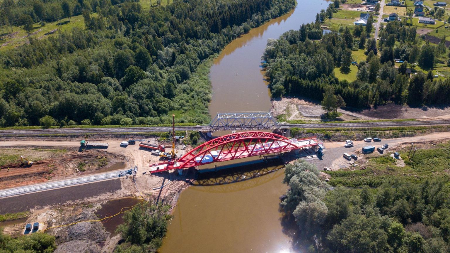 Et hoida võimalikult sirget trassi, ei paigaldata uut silda risti üle jõe, vaid kergelt diagonaalis. Uus Emajõe raudteesild on 101,7 meetrit pikk.
