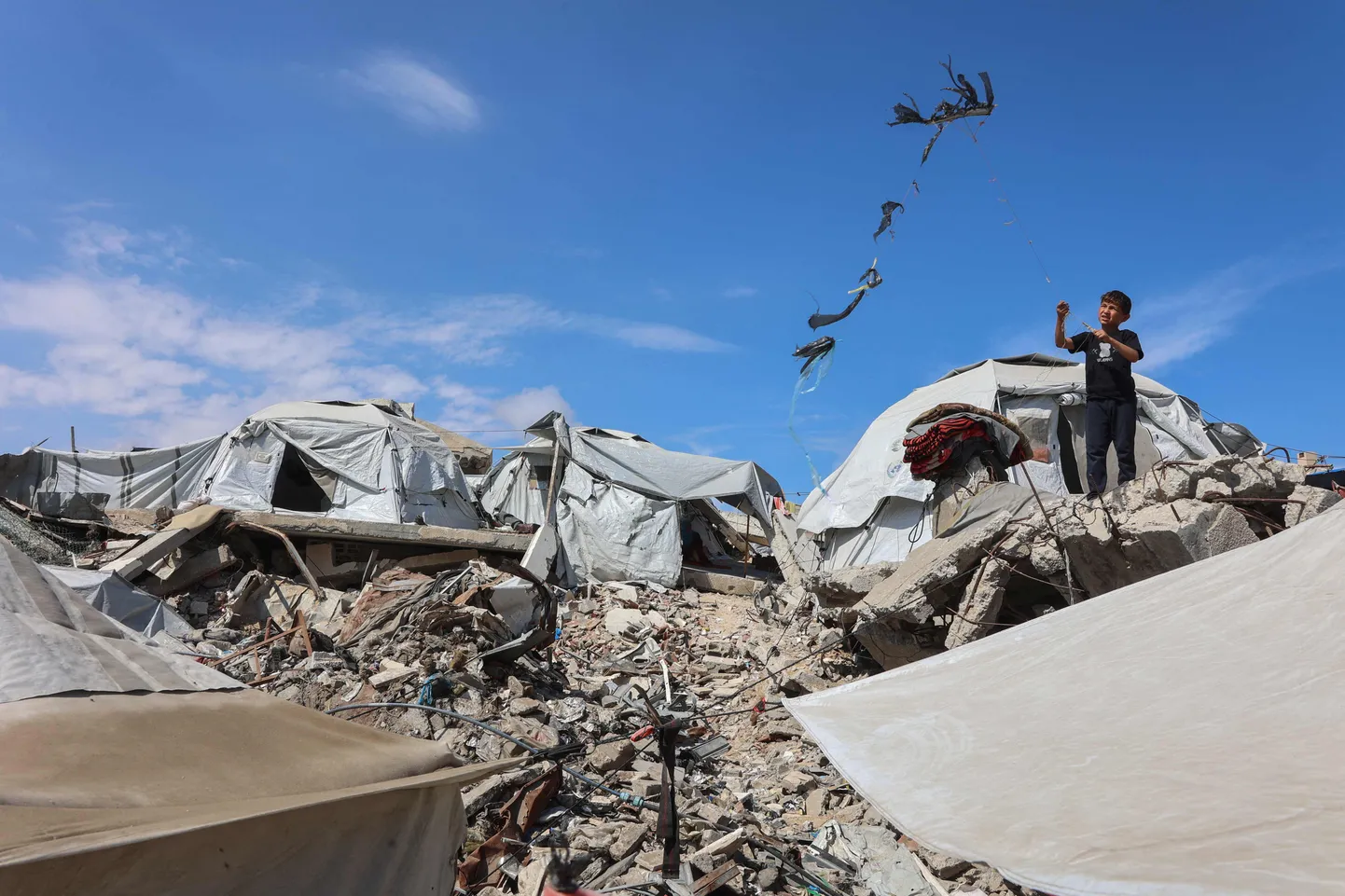 Poiss Gaza sektoris tuulelohet lennutamas.
