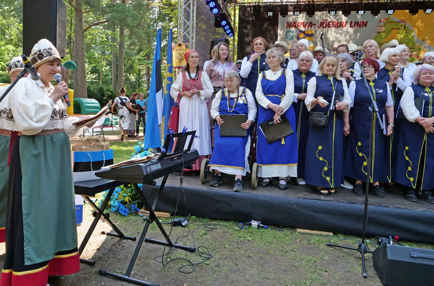 Viru-Ingeri laulupeo korraldaja Tiiu Toom (vasakul) ütles, et sada aastat tagasi oli Narva-Jõesuus peetud peol seitsesada osalejat, seekord aga 150 ringis. See aga esinemislusti ei vähendanud ja pidu läks igati korda.