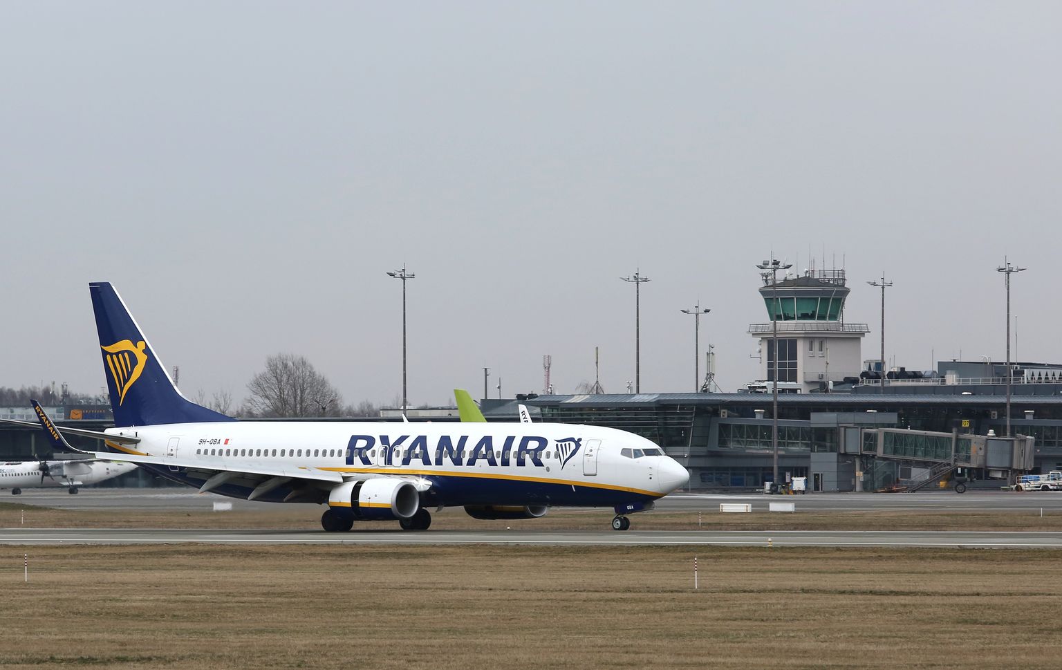 Zemo cenu aviokompānijas "Ryanair" lidmašīna starptautiskās lidostas "Rīga" lidlauka teritorijā. Ilustratīvs attēls.