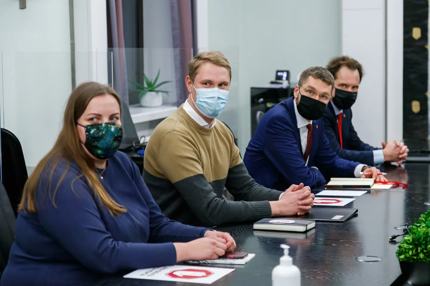 Sotsiaaldemokraatide delegatsioon võimukõnelustel. Pildil Maris Sild, Raimond Kaljulaid, Jevgeni Ossinovski, Indrek Saar.