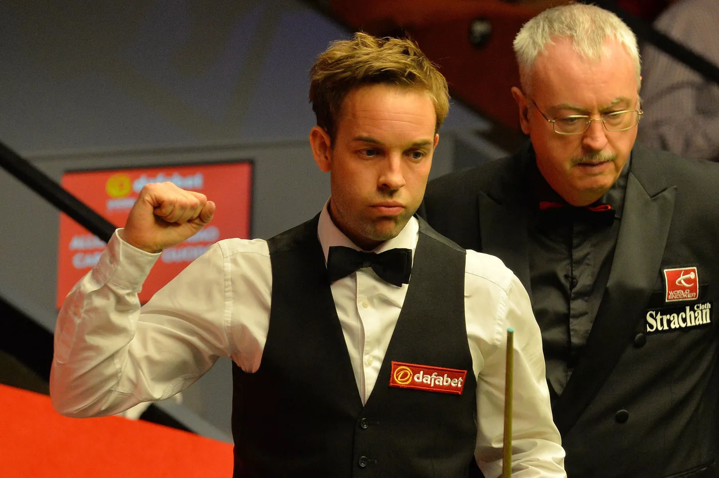 Allister Carter of England (L) punches the air after beating Xiao Guodong of China during the World Snooker Championship 2014 first round match at The Crucible in Sheffield, England, on April 20, 2014. AFP PHOTO/ANDREW YATES