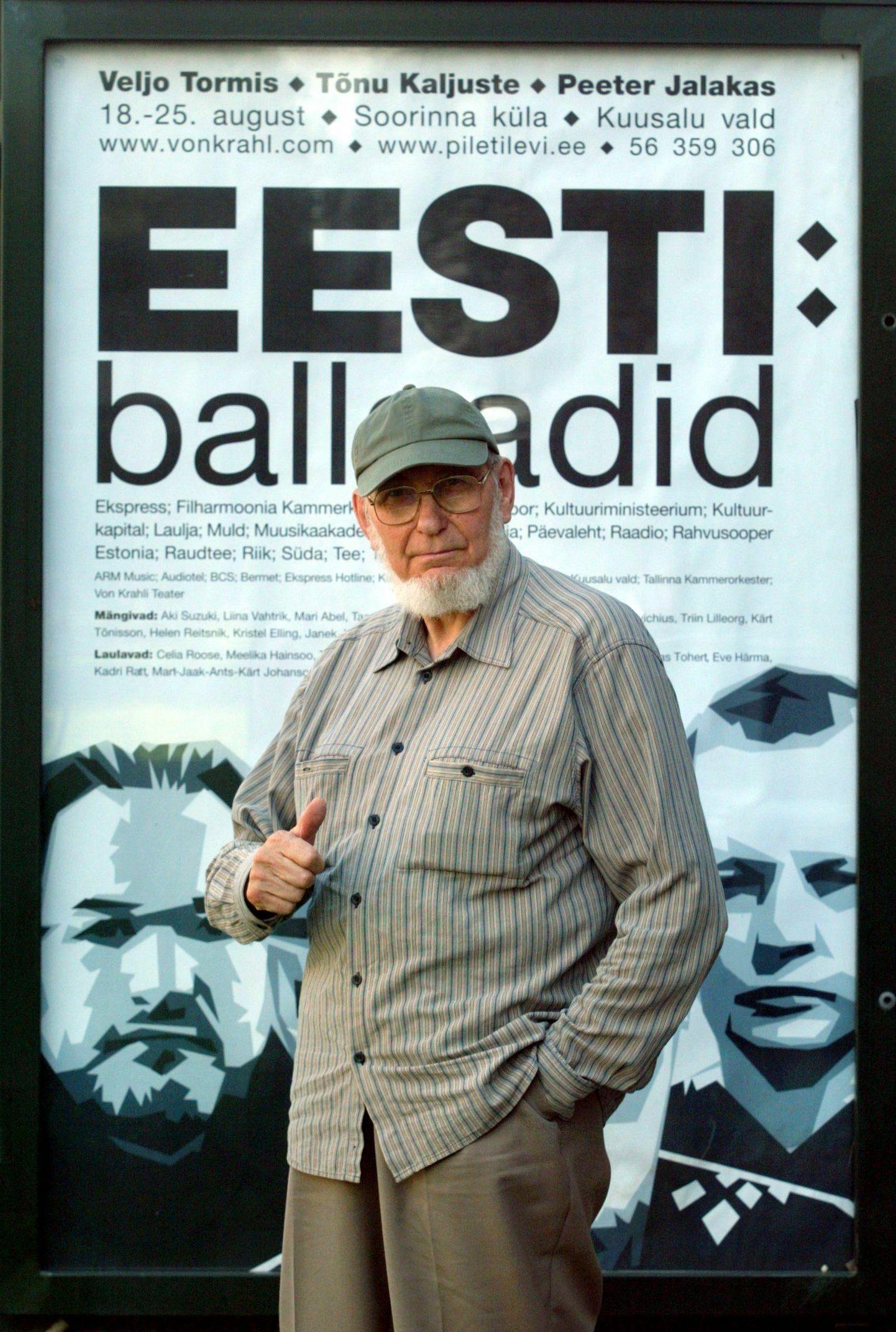Veljo Tormis «Eesti ballaadide» plakati ees. Aasta on 2004.