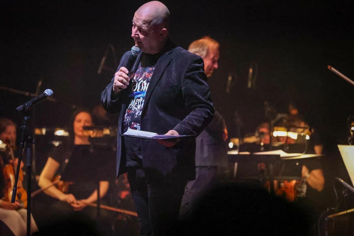 Urmas Lass konferansjeena esimesel Pärnu levimuusika päeval.