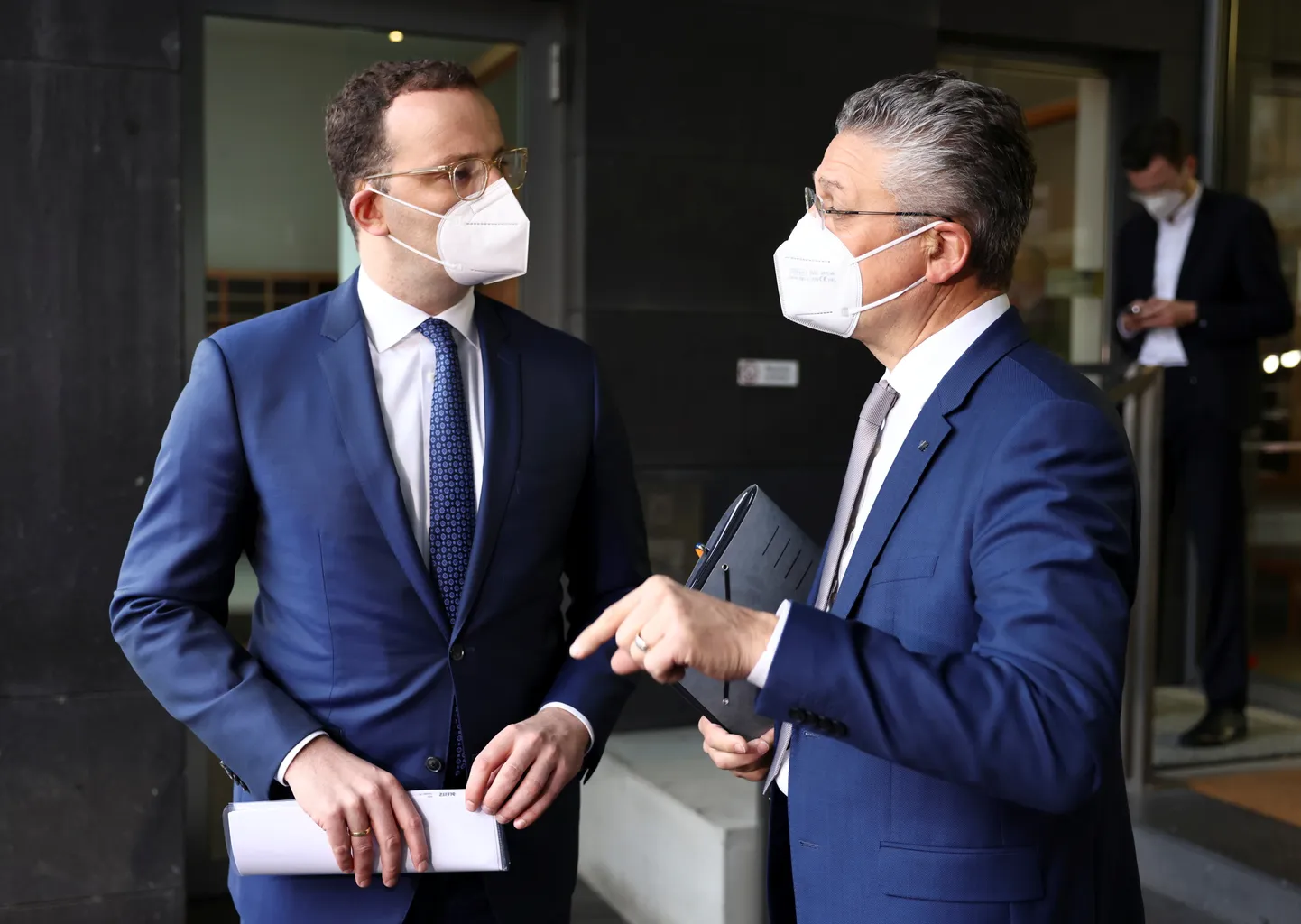 Vācijas veselības ministra pienākumu izpildītājs Jenss Spāns un Roberta Koha institūta (RKI) prezidents Lotārs Vīlers runā pēc preses konferences par Vācijas koronavīrusa slimības (COVID-19) situāciju Berlīnē, Vācijā.