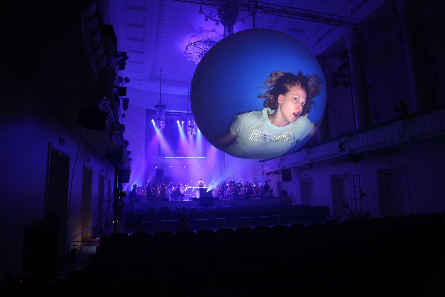 Just sellist pilti näeb publik NO99 "Pööriöö une" etenduse ajal, Estonia kontserdisaali lakke kinnitatud ekraanil näileja Rea Lest Hermia rollis. Foto Tiit Ojasoo