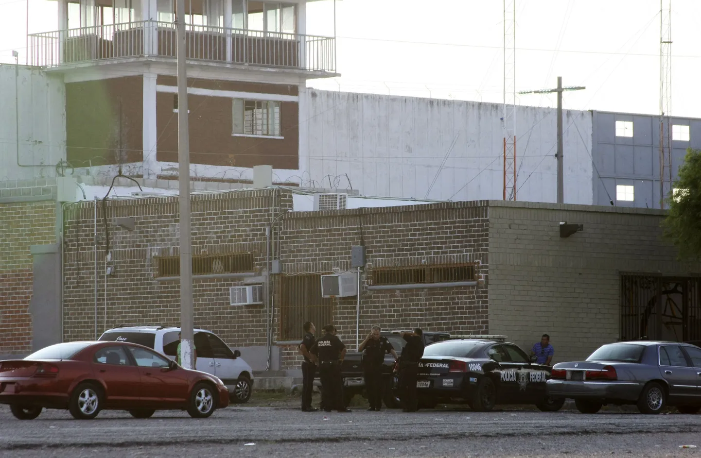 Politseinikud Mehhiko Piedras Negrase vangla juures.