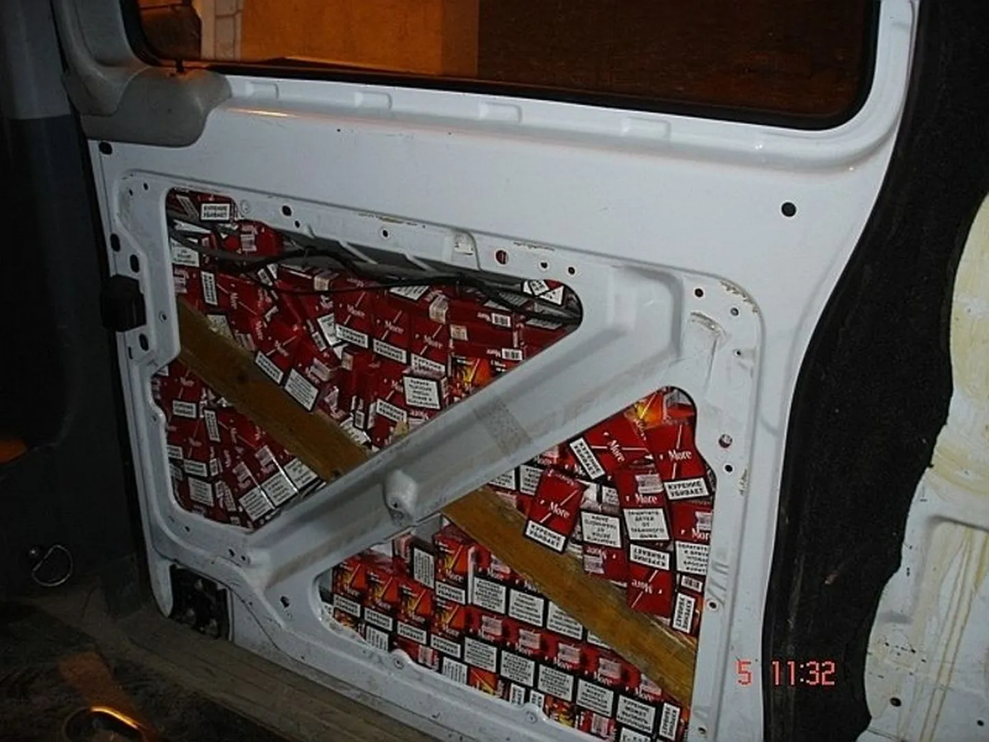 Auto ukse sisse peidetud salasigaretid.