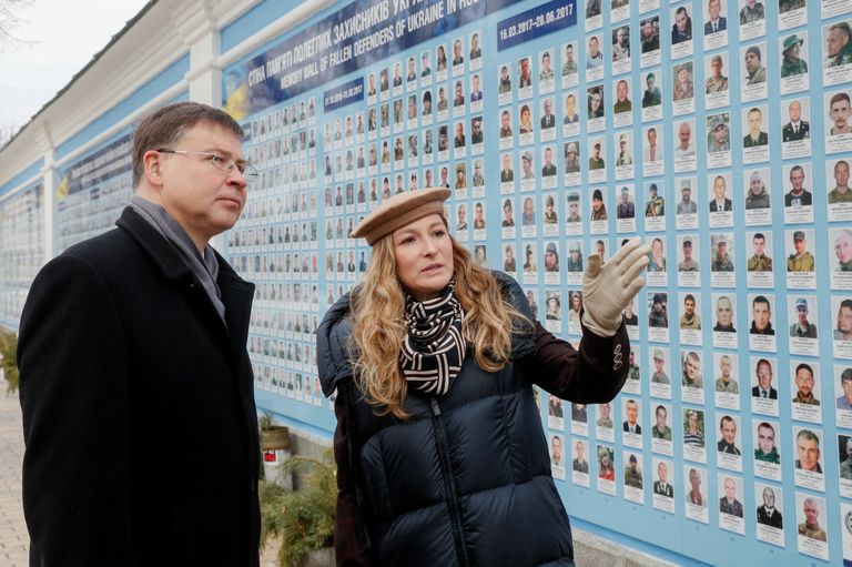 Džaparova koos Euroopa Komisjoni asepresident Valdis Dombrovskisega Kiievis 1. veebruaril, külastamas Ukrainas langenud sõdurite mälestusseina.