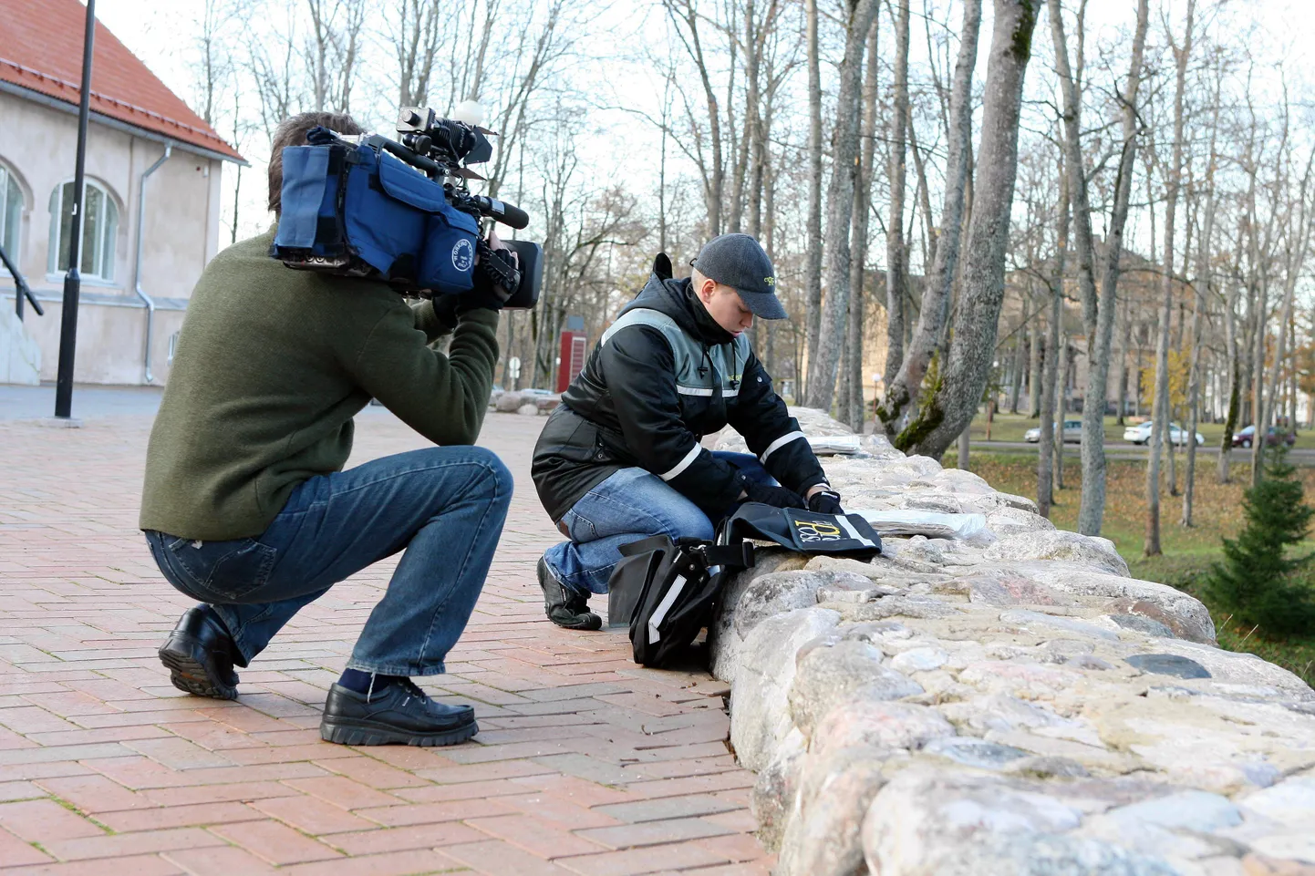 Pärnu avatud noortekeskuses saavad noored juhiseid dokumentaalfilmide tegemiseks. Pildil ETV saate "Tööotsija" salvestus.