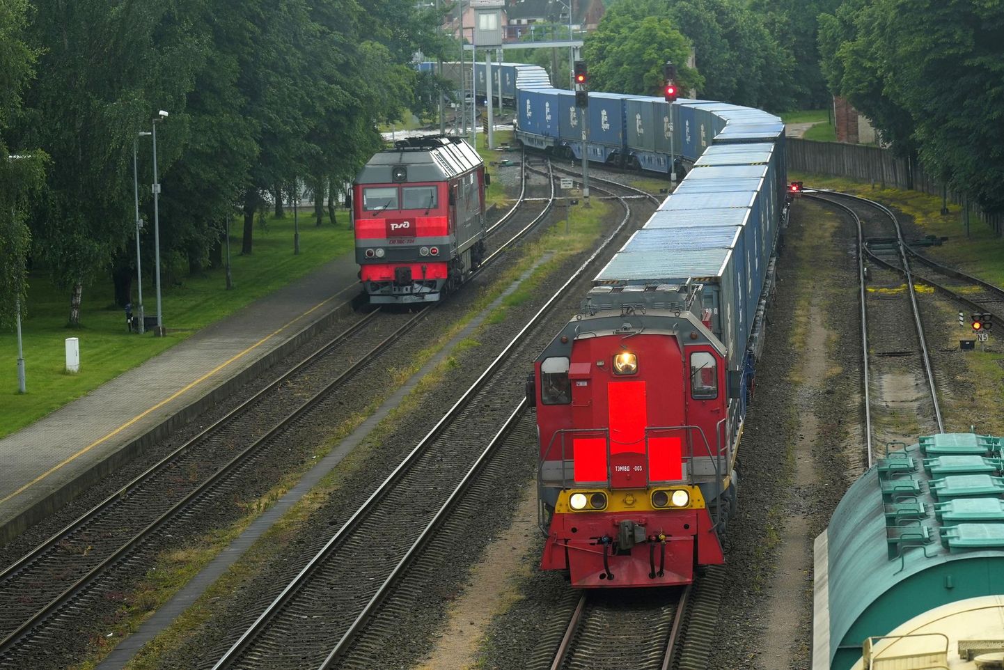 Товарный поезд из Калининграда на станции Кибартай в прошлом году.