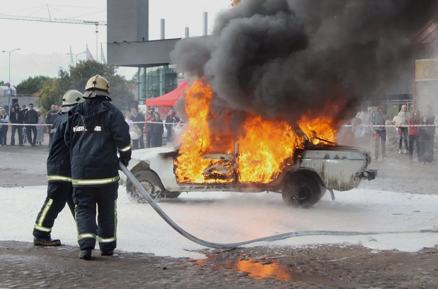 Põlev auto. Foto on illustratiivne.
