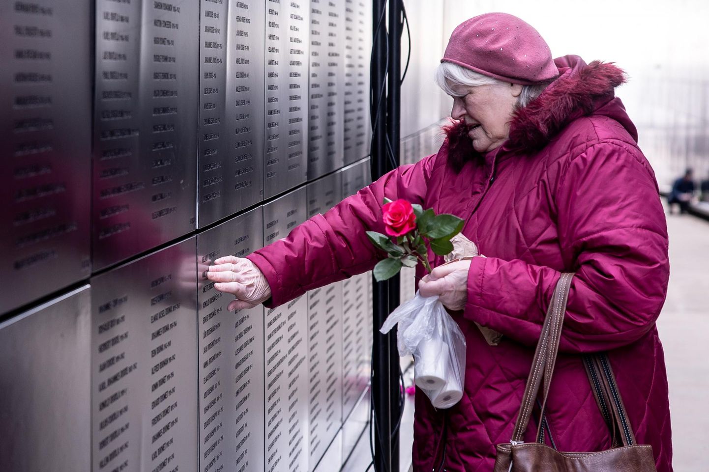 Märtsiküüditamise ohvreid tuldi meenutama ka Tallinnas Maarjamäel asuva kommunismiohvrite memoriaali mälestusseina juurde.