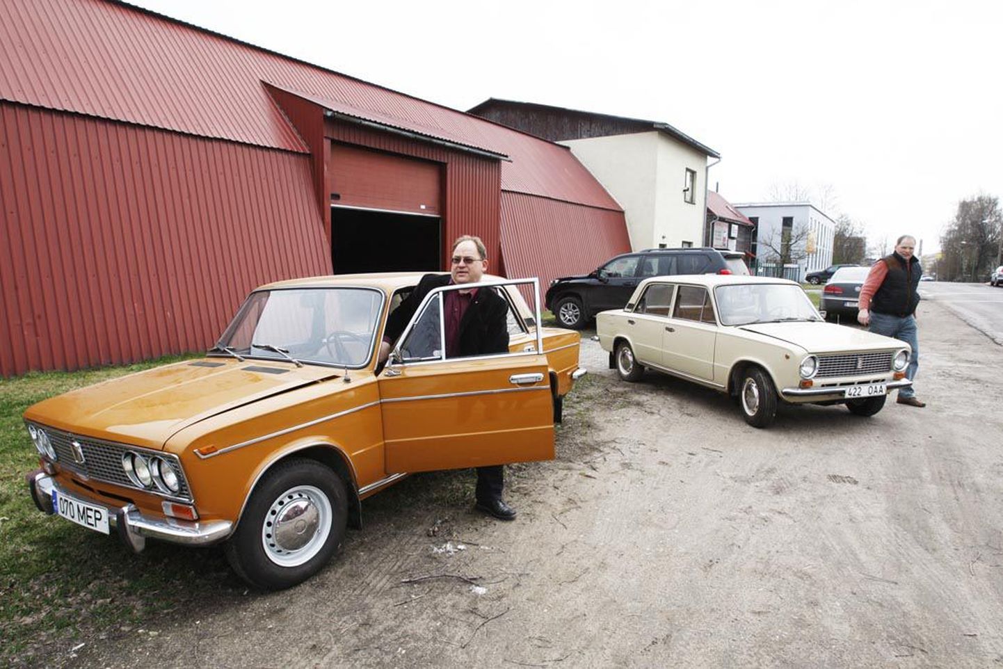 Autokollektsionäärist ettevõtja Neinar Seli ütleb, et on Žigulisid remontides loendamatuid kordi käed õliseks teinud. Pildil VAZ 2103 (vasakul) ja VAZ-21011.