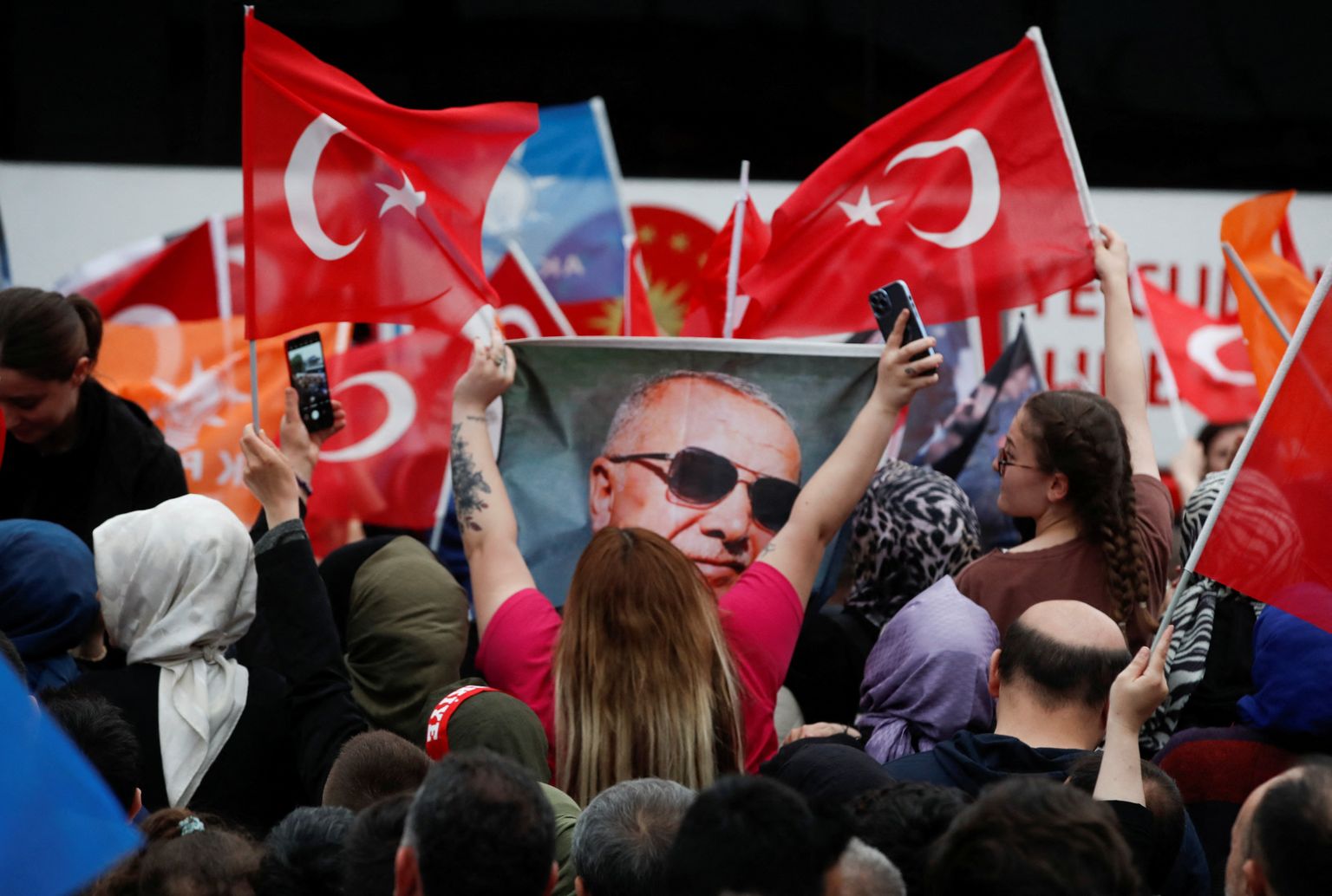 Erdogani toetajad tähistavad tänavatel võitu.