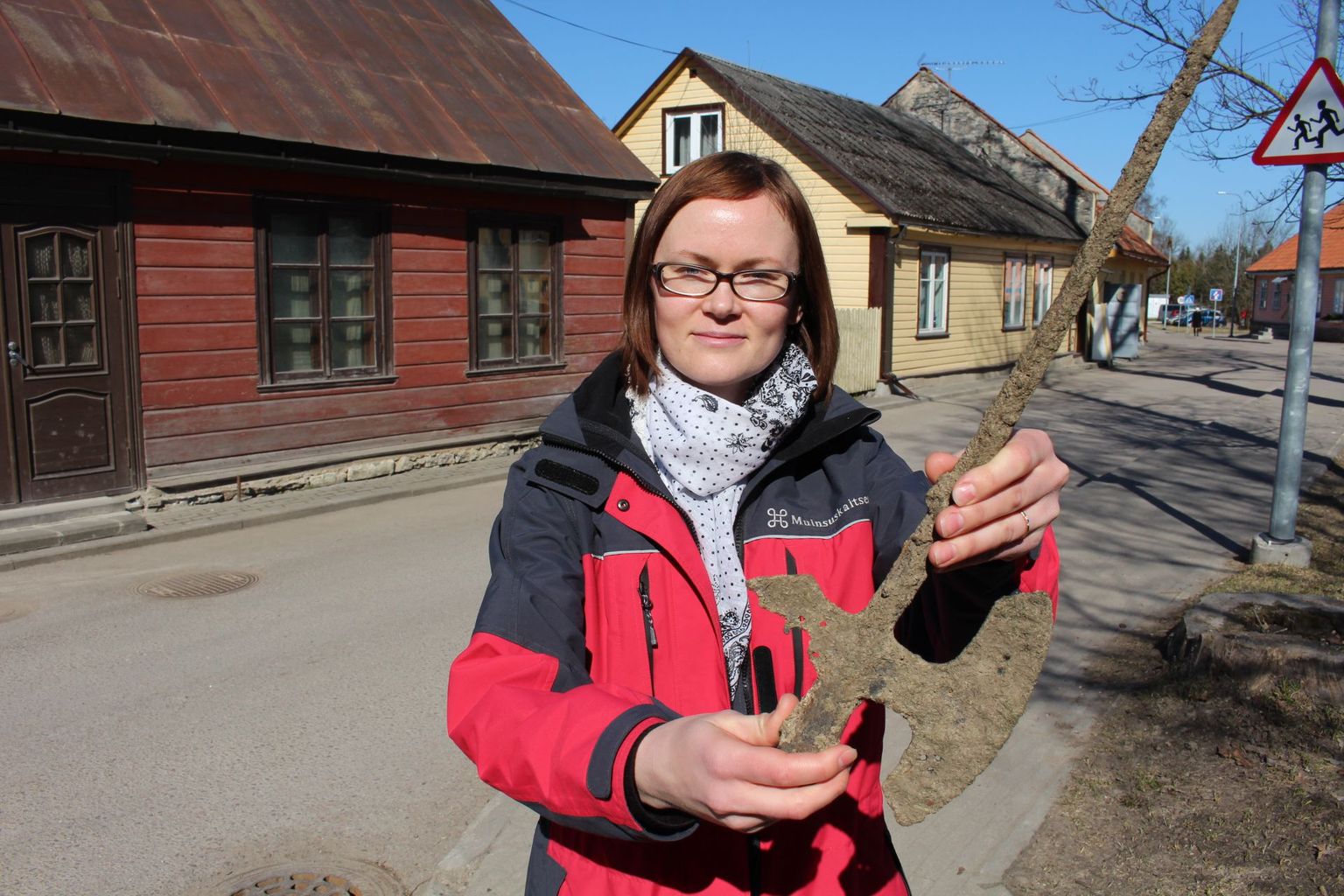 Muinsuskaitseameti Järvamaa vaneminspektor Karen Klandorf hoiab käes juhuslikult Pärnu jõest väljatõmmatud tõenäoliselt 16. sajandist pärit hellebardi.