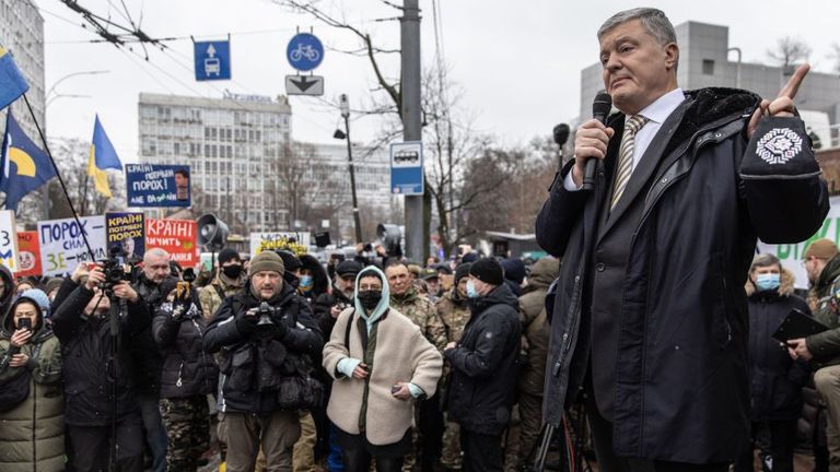 Бывшего президента Петра Порошенко обвинили в государственной измене. В январе суд в Киеве не стал арестовывать Порошенко, а отпустил его под личное обязательство по первому требованию явиться в суд или на допрос.