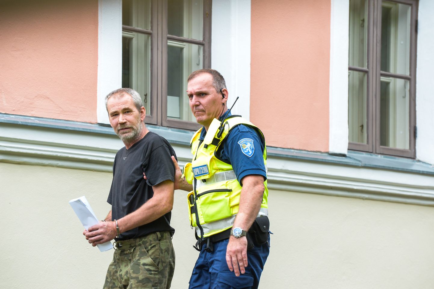 Mõrvakatses kahtlustatav Aivar, kelle politseinikud viisid täna Viljandi kohtumajja.