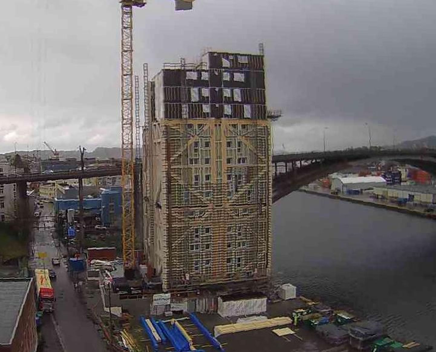 Norras Bergenis kerkiv maailma kõrgeim puitmaja nägi täna veebikaameras välja selline.