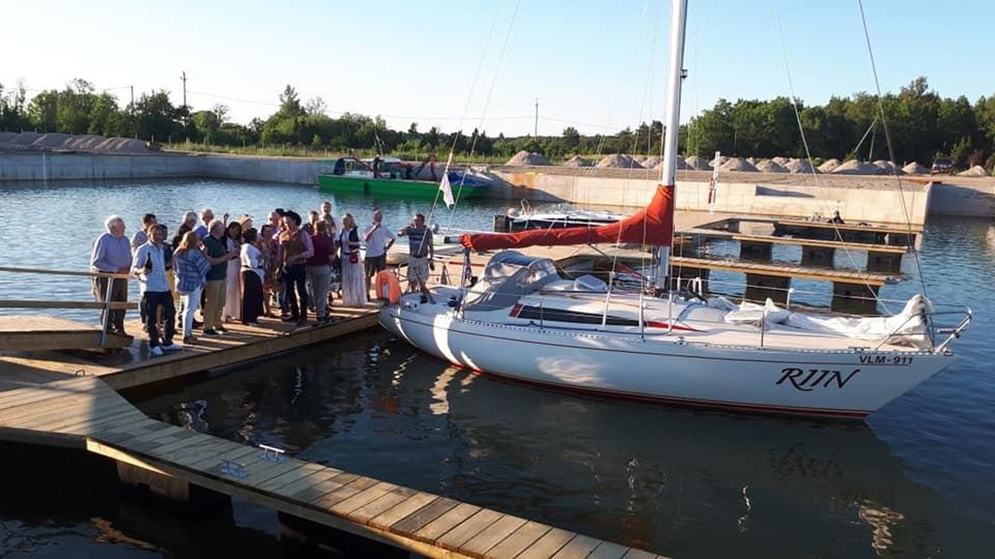 Esimene külalisjaht Pärnu Jahtklubist saabus Varbla valmivasse sadamasse täpselt nädal tagasi.