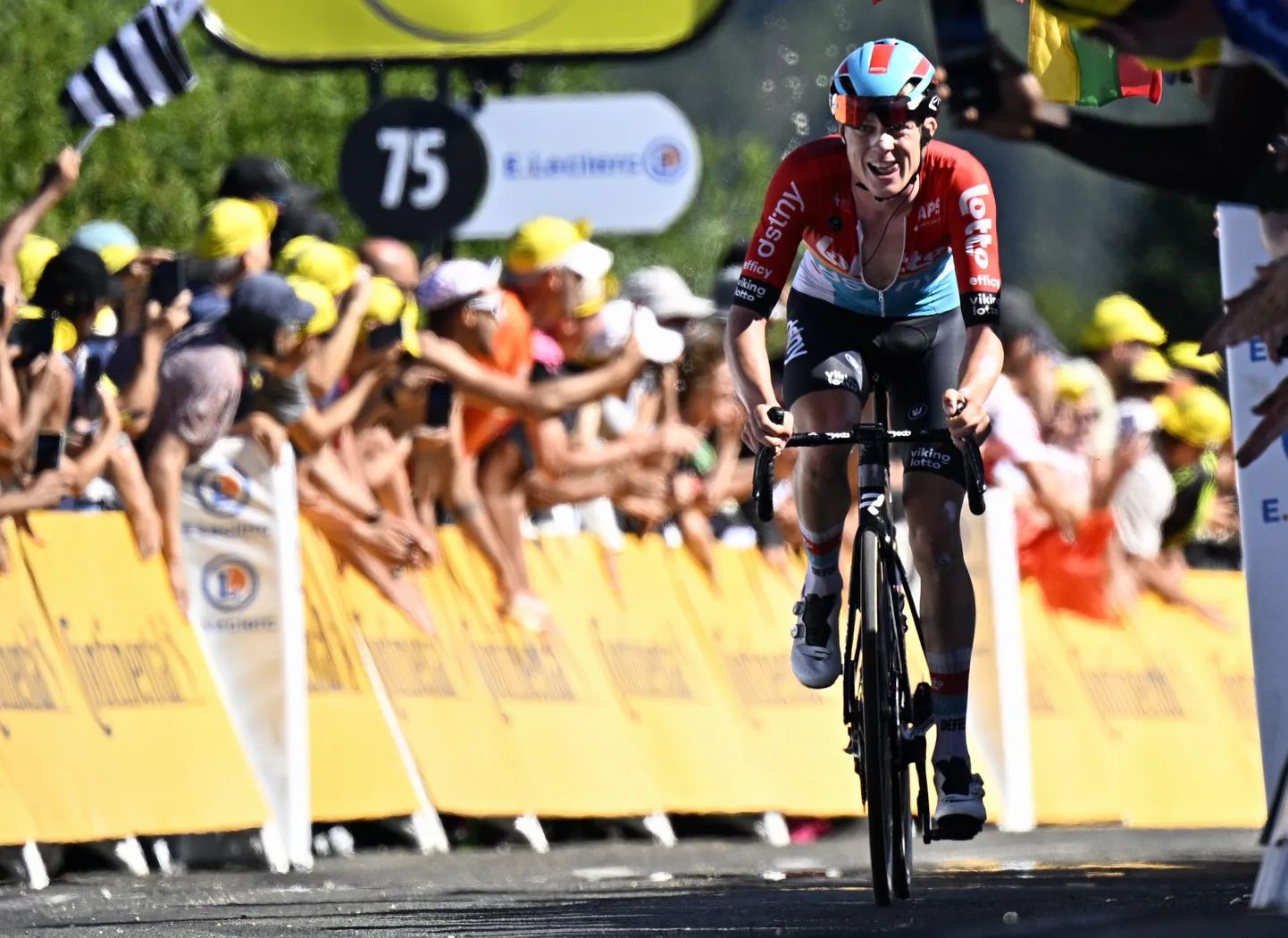 Maxim Van Gils tänavuse Tour de France'i 13. katsel, kus ta tuli üle finišijoone teisena.