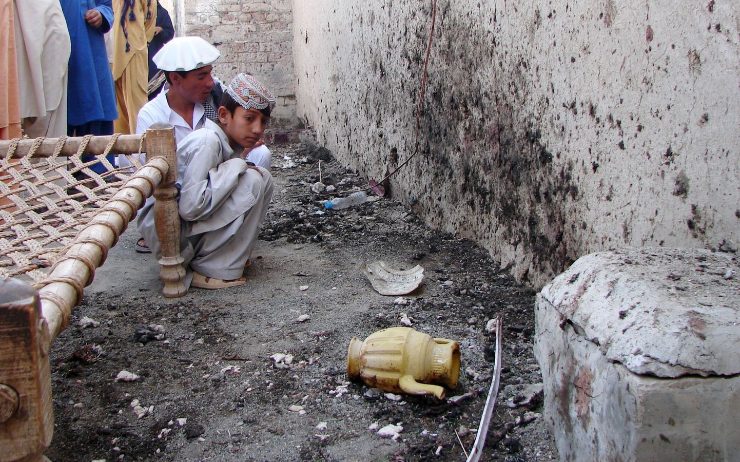 Pakistani poisid uurimas maja Mohammad Kheli külas, mida tabas arvatavasti USA droonilt tulistatud rakett.