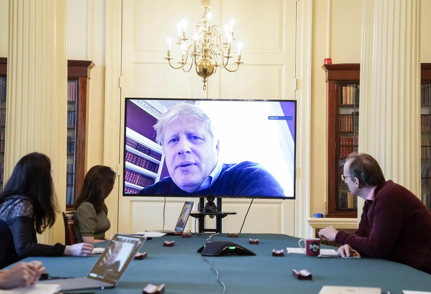 Briti peaminister Boris Johnson  on Inglismaa kriiskomisjoni atrutelul video vahendusel. 29.03.2020.