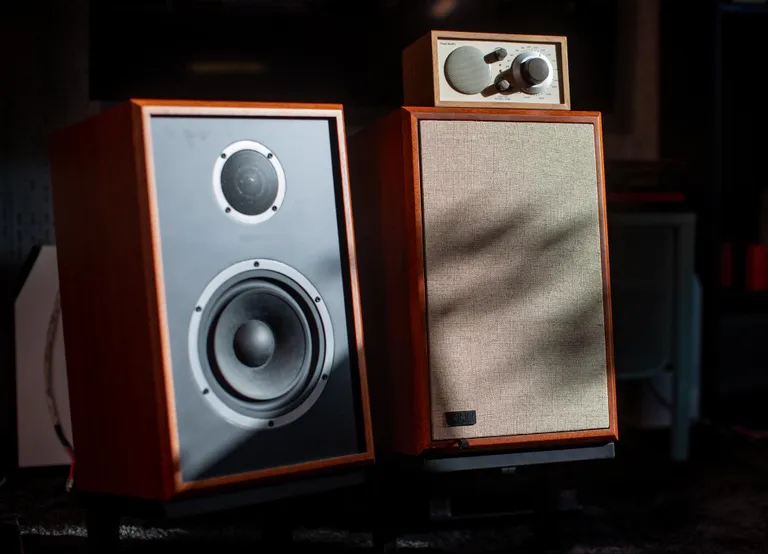 KLH Model Three, vasakpoolse kõlari peal on Henry Klossi loodud väike lauaraadio Model One.