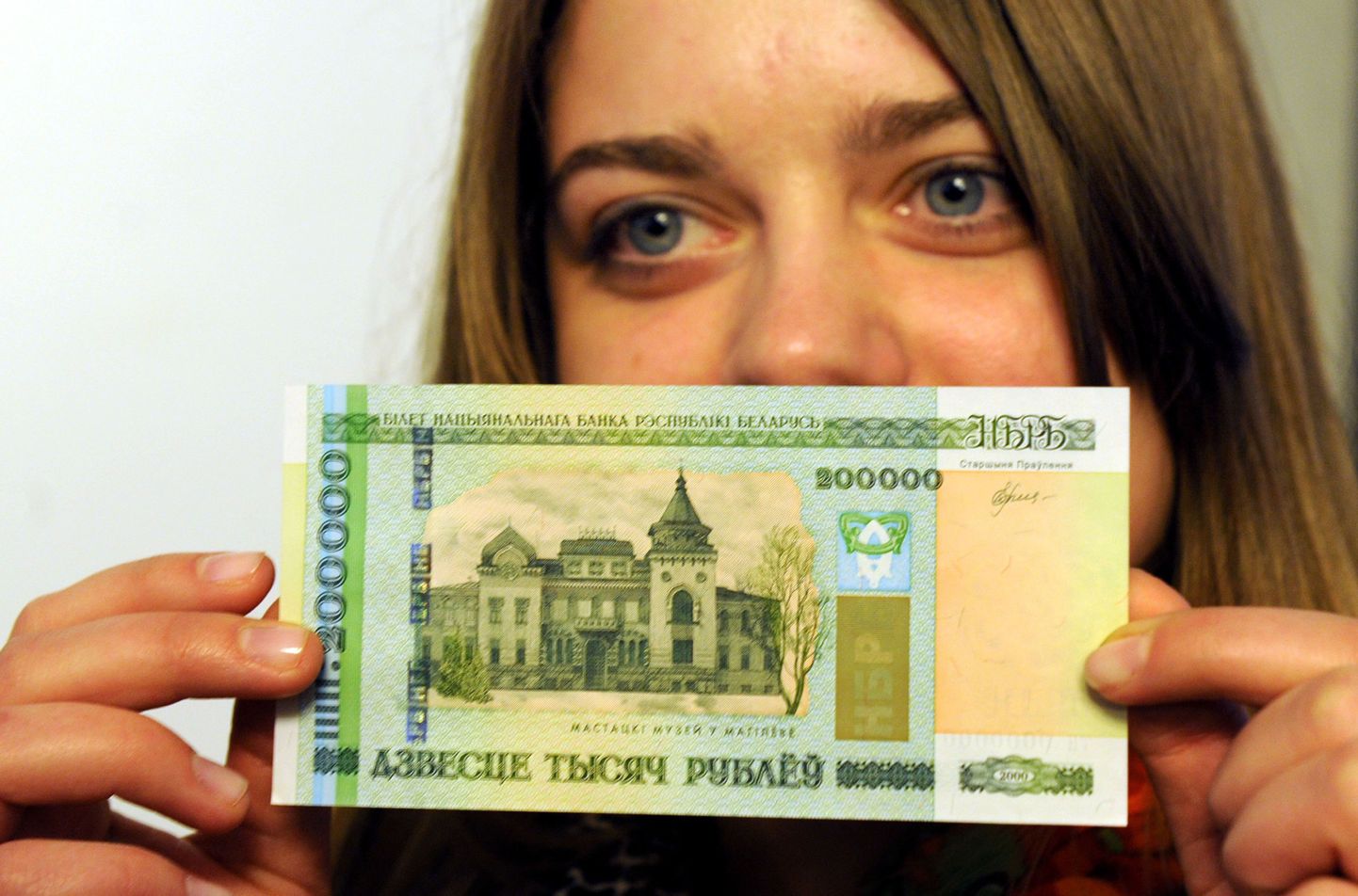 Valgevene Panga töötaja demonstreerimas uut 200 000-rublast rahatähte.