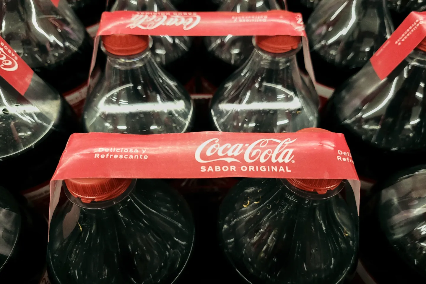 Málaga, Hispaania. 9.11.2024. Coca-Cola pudelid.