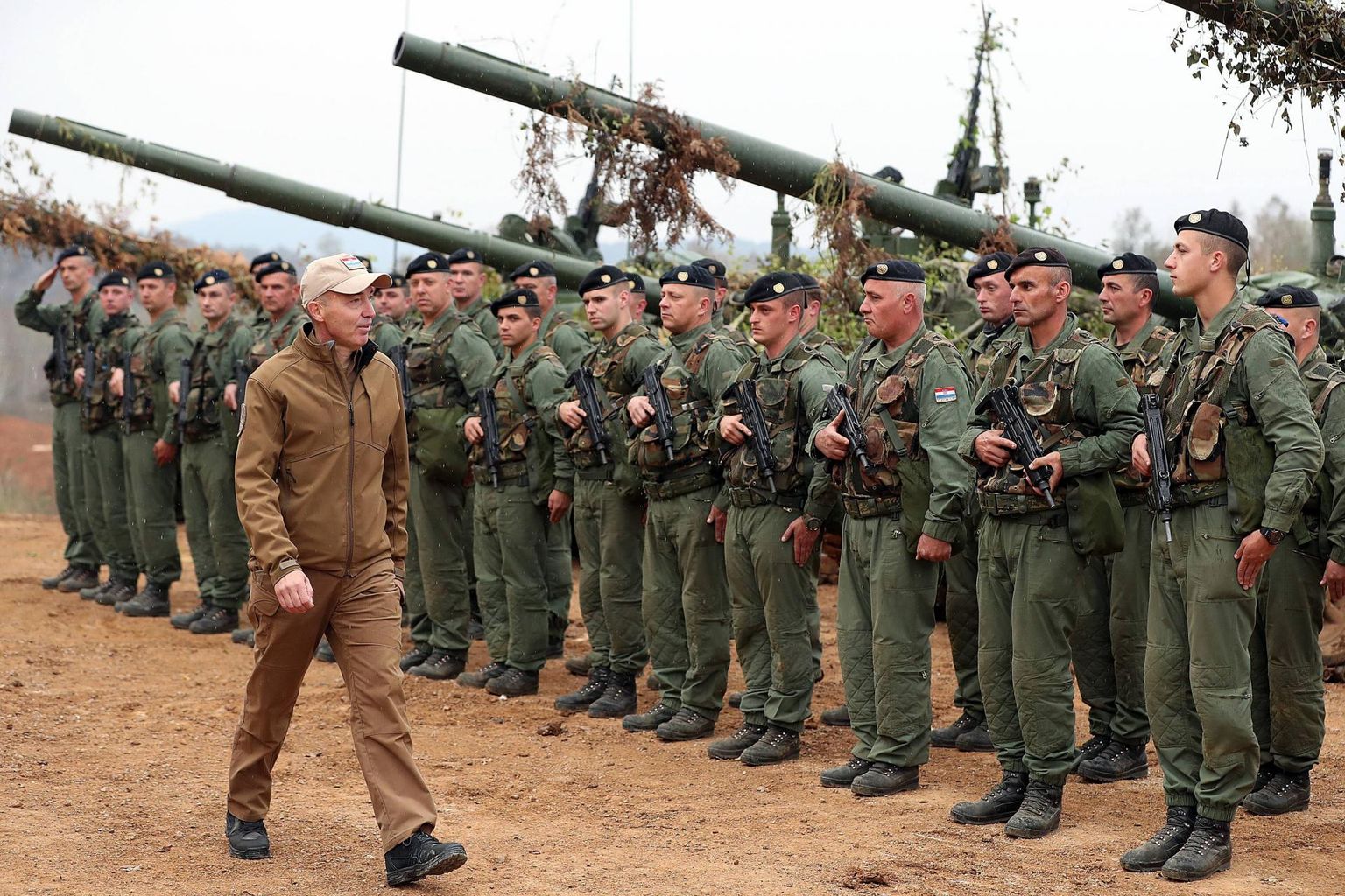 Horvaatia kaitseminister Damir Krstičević tervitamas sõdureid mullusel õppusel Velebit 18 Slunji lähistel. 