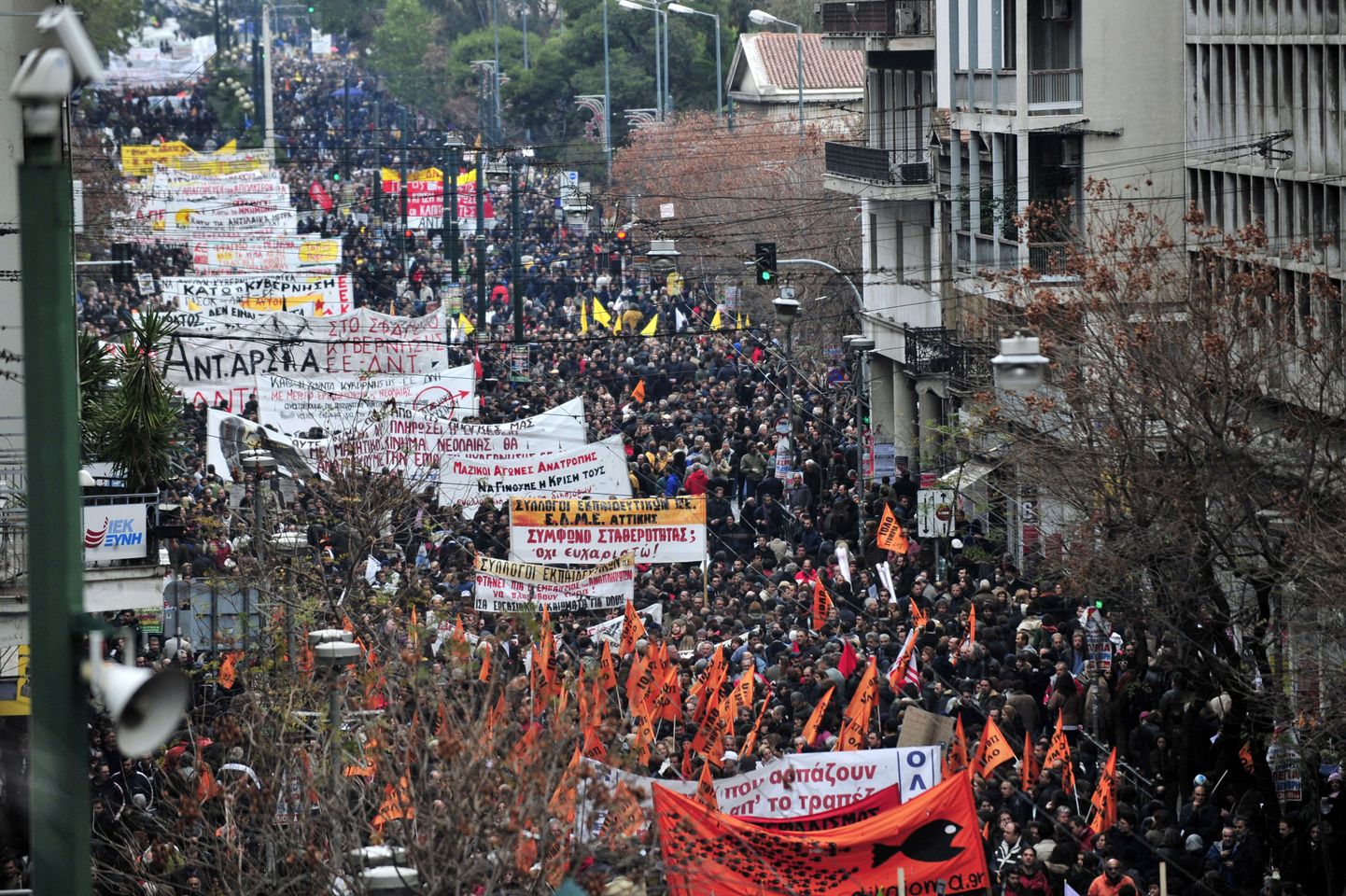Demonstrandid 15.detsembril Kreeka pealinnas Ateenas plaanitavate kärpekavade vastu meelt avaldamas.