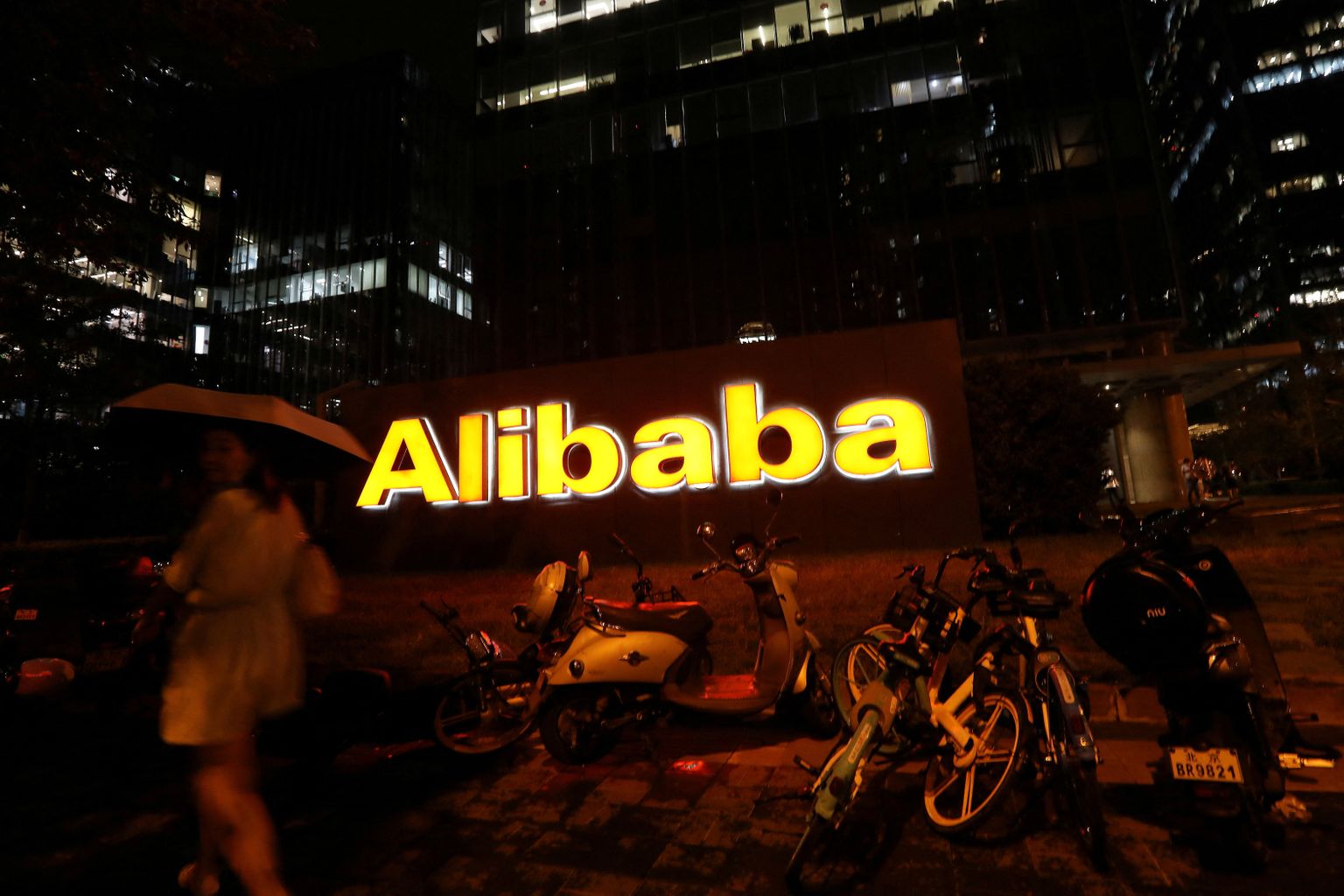 Teiste hulgas paljastas parteile oma algoritmid Alibaba. Pildil nende logo Pekingi pimeduses.