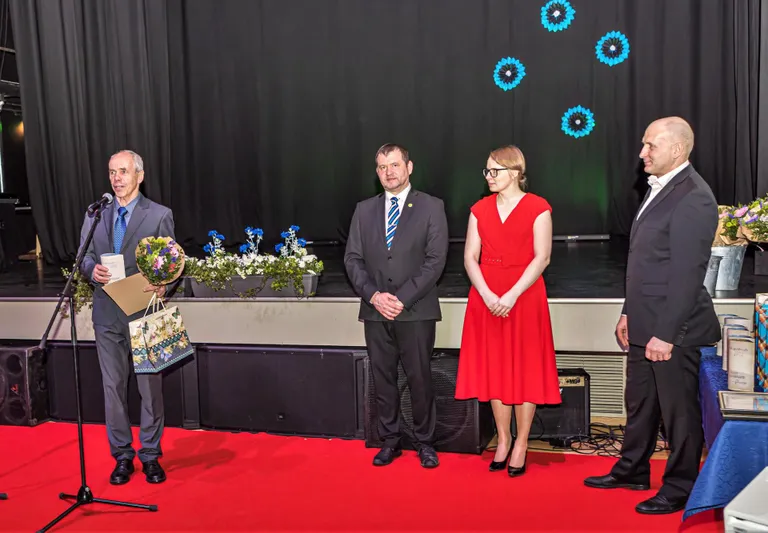 Kuus aastat järjest valla parim meessportlane Maido Kaljur kõneleb, kuulavad volikogu esimees Eiko Tammist, vallavanem Külli Karu ja spordijuht Toivo Tallo (paremal).
