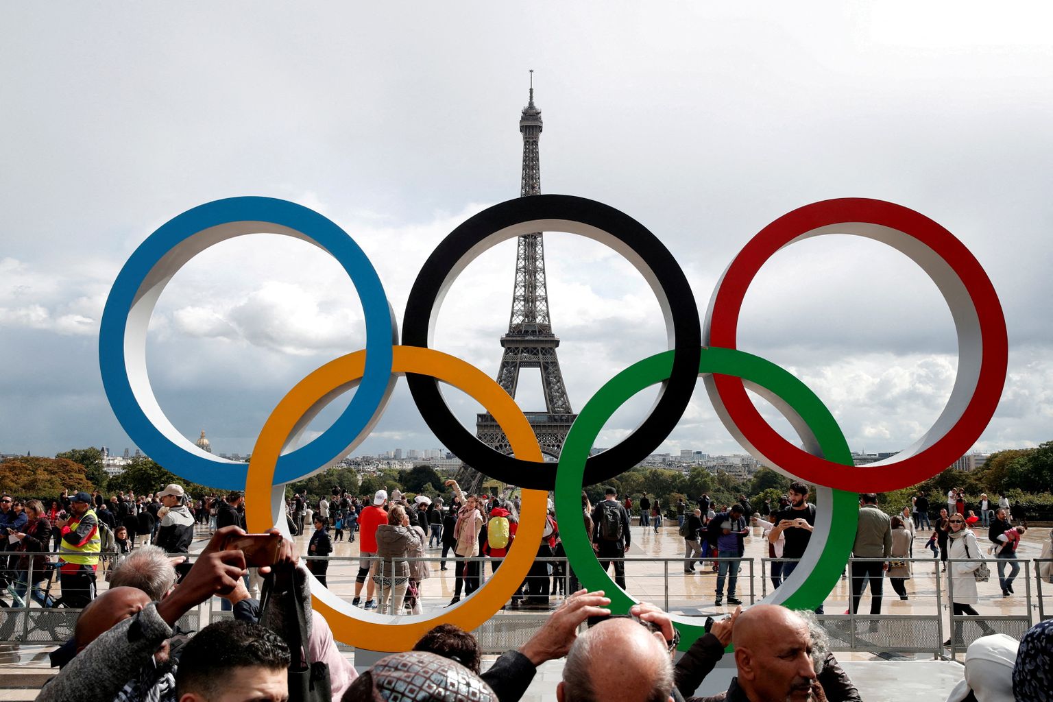 Правительства более 30 стран выступили против участия спортсменов из России и Беларуси в ОИ.