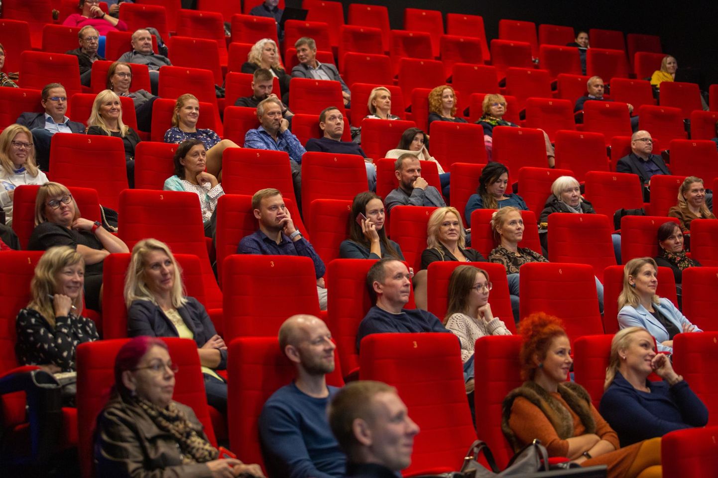 Ettevõtluskonverents, millel käsitleti majandust mõjutavaid kriise ja personali motiveerimist, tõi Viljandi kinosaali 120 kuulajat.