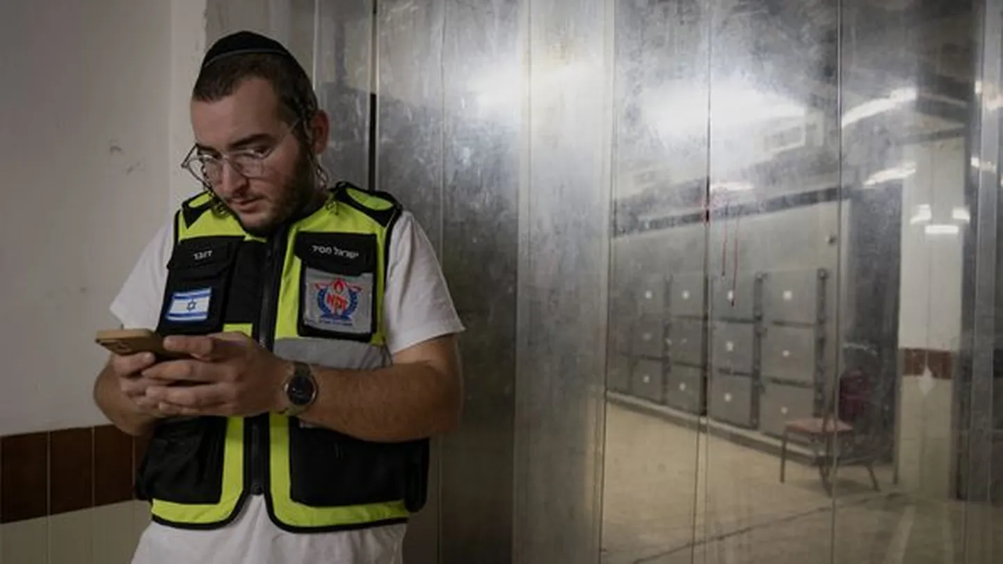 Доброволец ЗАКА дежурит в морге Тель-Авива
