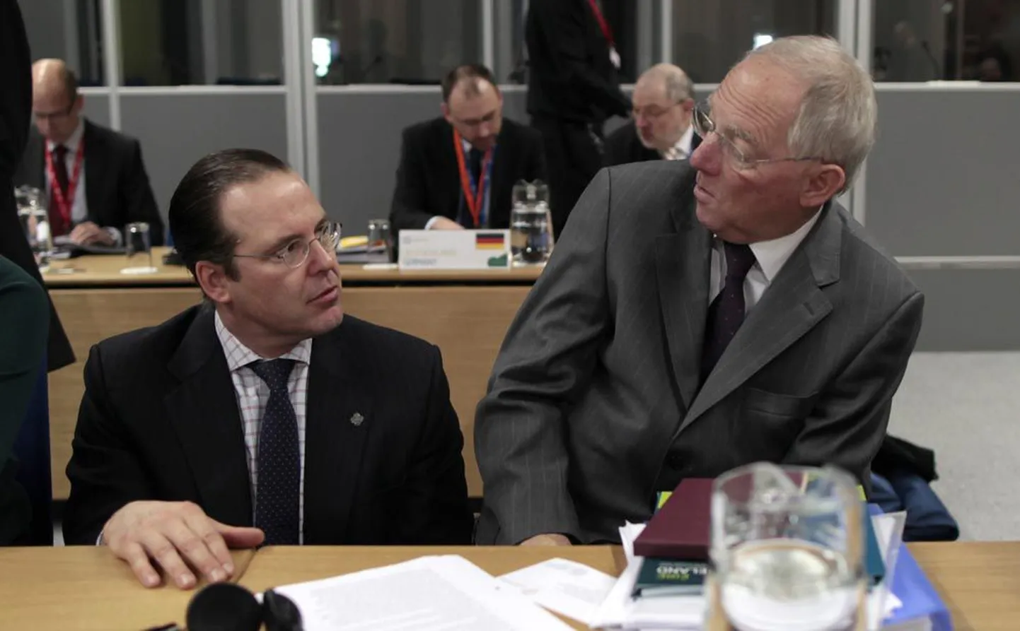 Rootsi rahandusminister Anders Borg (vasakul) vahetamas mõtteid oma Saksamaa ametivenna Wolfgang Schäublega.