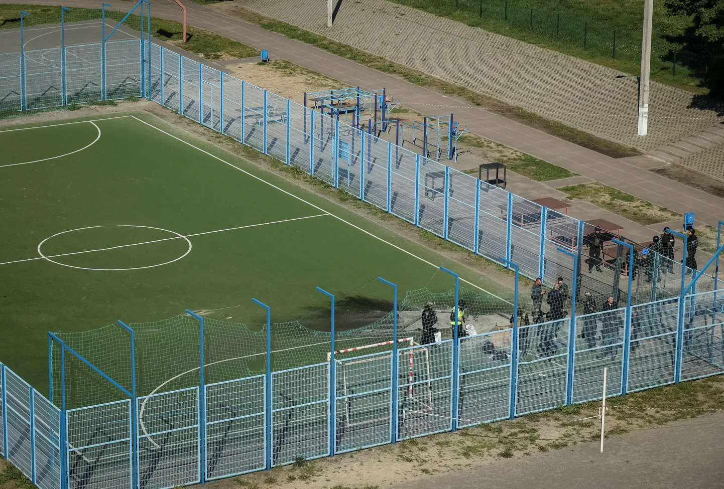 Школьный стадион в Харькове после атаки