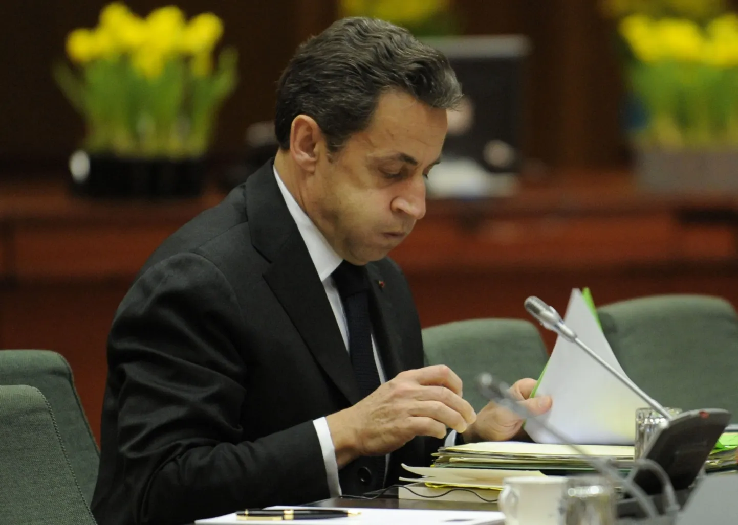 Prantsuse president Nicolas Sarkozy toonitas eile, et poliitiliselt peaks operatsiooni juhtimist jätkama rahvusvaheline koalitsioon, sest see võimaldaks ka liitlaste araabia partneritel otsustusprotsessis kaasa lüüa.