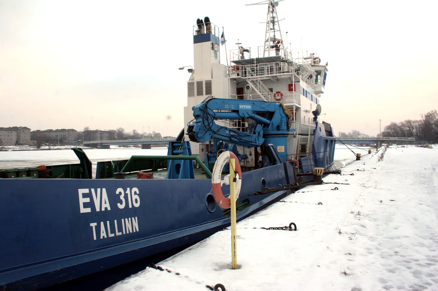 Jäälõhkuja Eva-316 Pärnu sadamas kesklinna kai ääres.