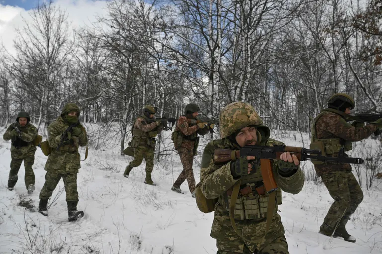 Украинские военнослужащие из 24-й механизированной бригады проводят полевые учения в неустановленном месте в Донецкой области, 16 февраля 2025 года, на фоне российского вторжения в Украину. (Photo by Genya SAVILOV / AFP)