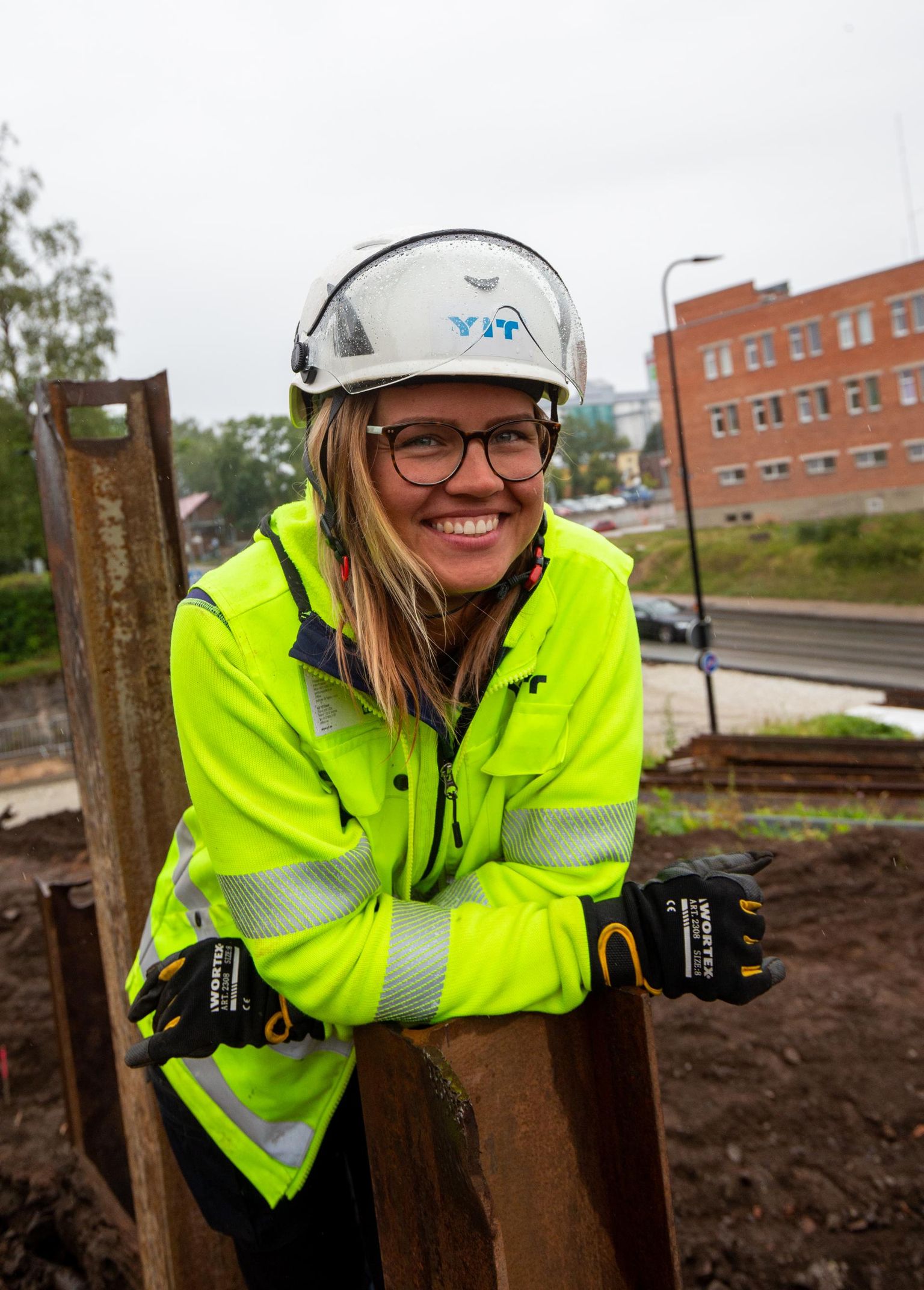 Riia-Vaksali ristmiku ümberehitusel töötavat naerusuist ehitusinseneri Gerttu Kuppi ei heiduta vastutusrikas töö ega meeste keskel töötamine.
 
