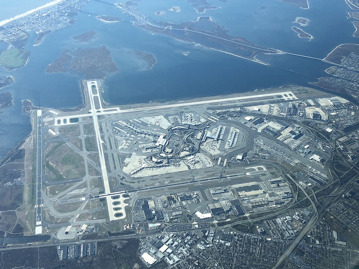 Turistidele meeldib New York, kuid paljud piloodid ei armasta JFK lennujaama, kus alati palju saginat ning lennujuhid nipsakad.