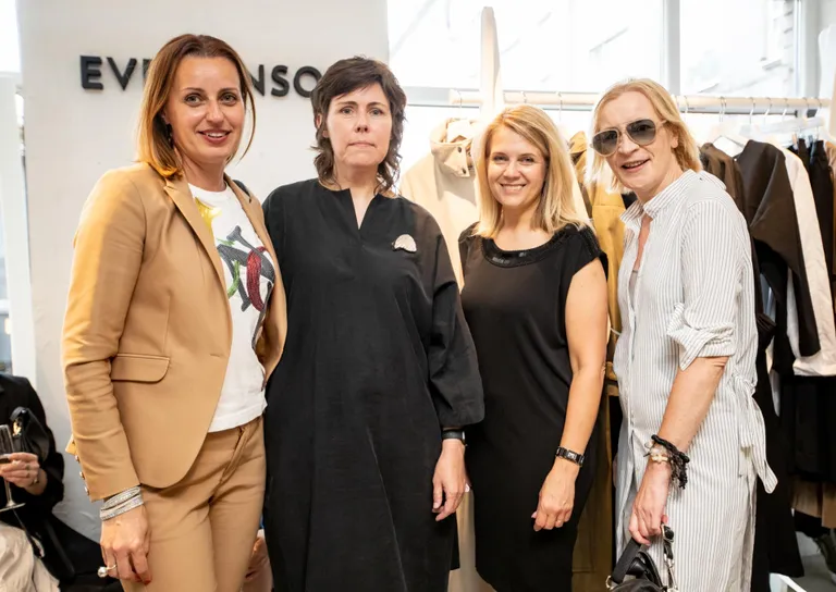 Aave Volmer, Eve Hanson, Ada Traumann, Marjan Saar - endised kolleegid Ivo Nikkolost.
Aave: Tean Evet kakskümmend aastat, omal ajal mina selle andeka inimese värbasin. Eve on täiesti eriline - teist sellist moeloojat meil Eestis ei ole!
Ada: Eve on parim disainer, kes Ivo Nikkolos olnud. Ma kannaks Evet rohkem, kui ma poleks nii alamõõduline. (naerab)
Marjan: Mulle meeldib Eve käekiri, kõik need nöörid ja voldid, imehea materjalitunnetus. 
Ada: Kuna mina olen hariduselt õmblustehnoloog, siis hindan väga kõrgelt Eve keerukat tehnioloogiat, mida ta suudab väga edukalt moodi tuua. Selles on ta ületamatu!